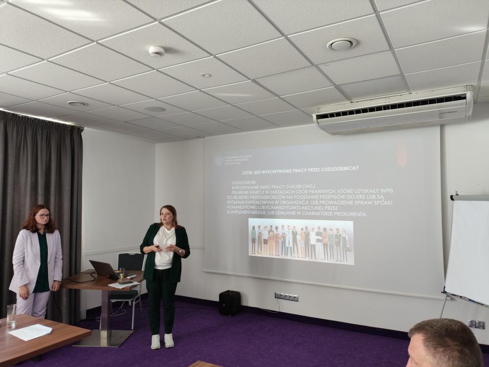 Zdjęcie galerii artykułu: 2. Pani Agnieszka Wilkowska-Klocek i Pani Katarzyna Skrok Bolejko Warmińsko-Mazurski Urząd Wojewódzki w Olsztynie - 2. Pani Agnieszka Wilkowska-Klocek i Pani Katarzyna Skrok Bolejko Warmińsko-Mazurski Urząd Wojewódzki w Olsztynie