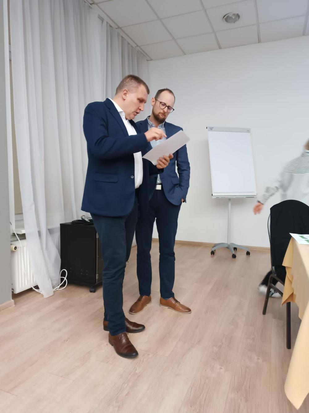 Zdjęcie galerii artykułu: Od lewej Pan Wojciech Krztoń Wicedyrektor ds.Rynku Pracy oraz Pan Leszek Czepukojć Kierownik zespołu ds. koordynacji systemów zabezpieczenia społecznego - Od lewej Pan Wojciech Krztoń Wicedyrektor ds.Rynku Pracy oraz Pan Leszek Czepukojć Kierownik zespołu ds. koordynacji systemów zabezpieczenia społecznego