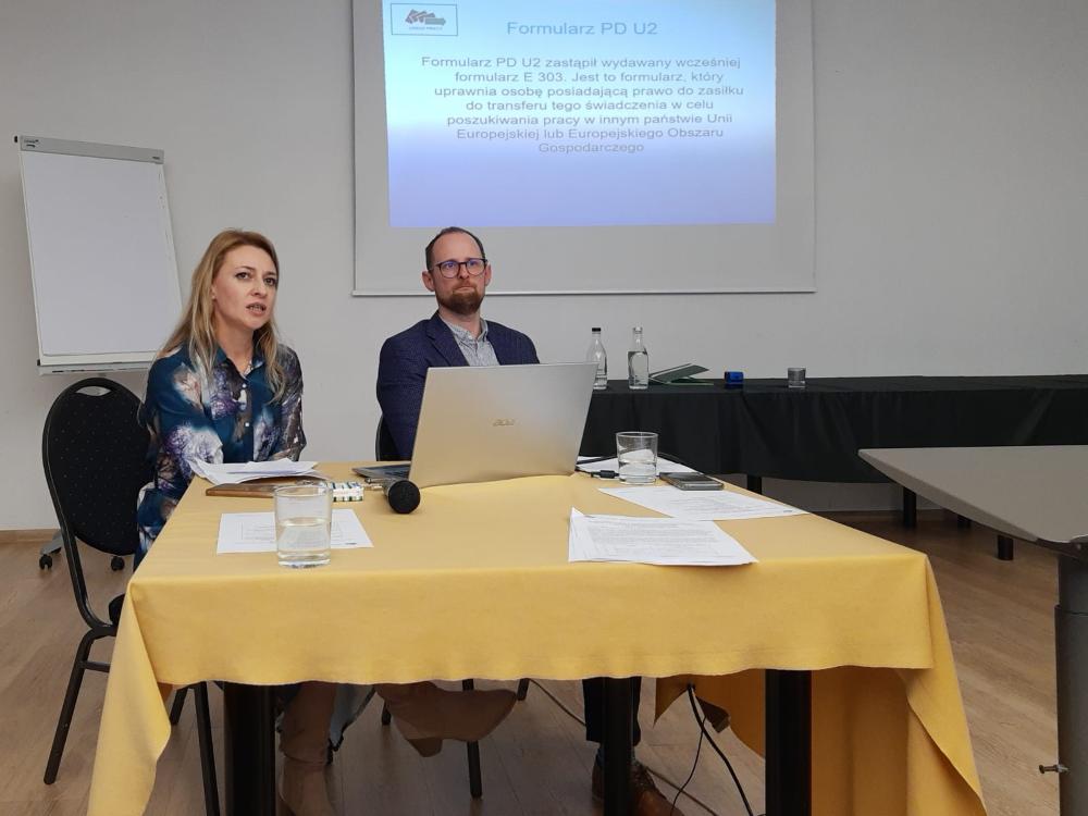 Zdjęcie galerii artykułu: Od lewej Pani Marta Skulimowska Starszy inspektor wojewódzki oraz Pan Leszek Czepukojć Kierownik zespołu ds. koordynacji systemów zabezpieczenia społecznego - Od lewej Pani Marta Skulimowska Starszy inspektor wojewódzki oraz Pan Leszek Czepukojć Kierownik zespołu ds. koordynacji systemów zabezpieczenia społecznego